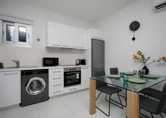 Oasis-amazing Location, Sea View, Stylish Paphos